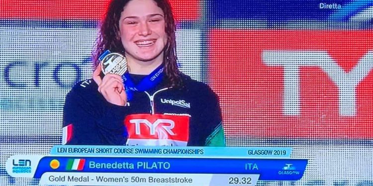 Nuoto, Benedetta Pilato è oro! Il video integrale della gara