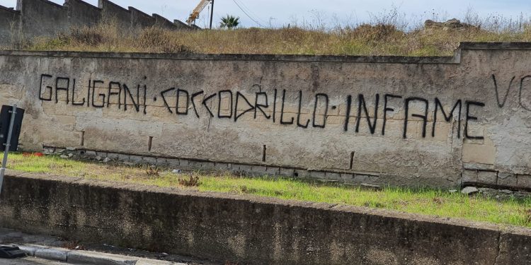 Taranto, scritte contro l’ex direttore generale Vittorio Galigani