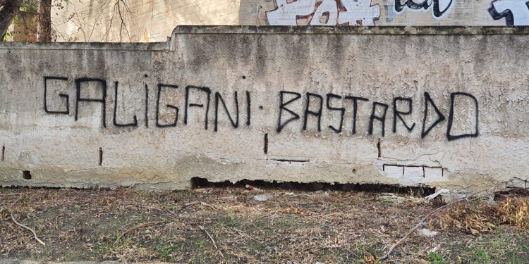 Taranto, scritte contro l’ex direttore generale Vittorio Galigani