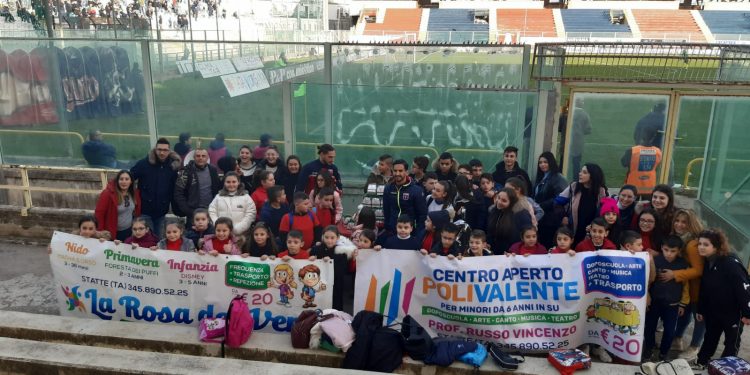 Taranto, un gruppo di bambini ospiti allo Iacovone