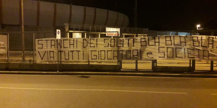 Taranto, forte contestazione contro squadra e società