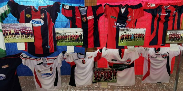 Taranto, quinta mostra di cimeli e maglie: la fotogallery