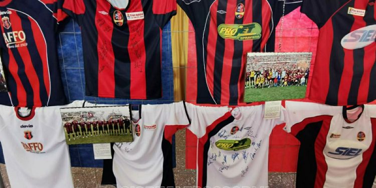 Taranto, quinta mostra di cimeli e maglie: la fotogallery