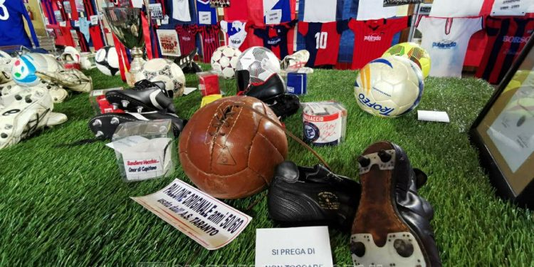 Taranto, quinta mostra di cimeli e maglie: la fotogallery