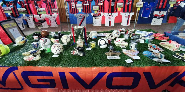 Taranto, quinta mostra di cimeli e maglie: la fotogallery