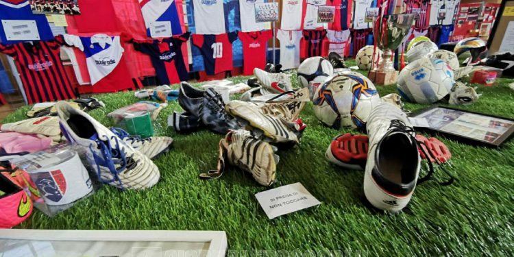 Taranto, quinta mostra di cimeli e maglie: la fotogallery