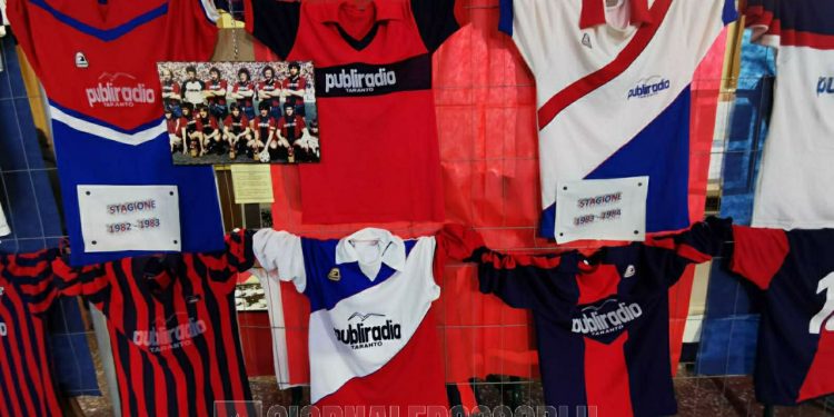 Taranto, quinta mostra di cimeli e maglie: la fotogallery