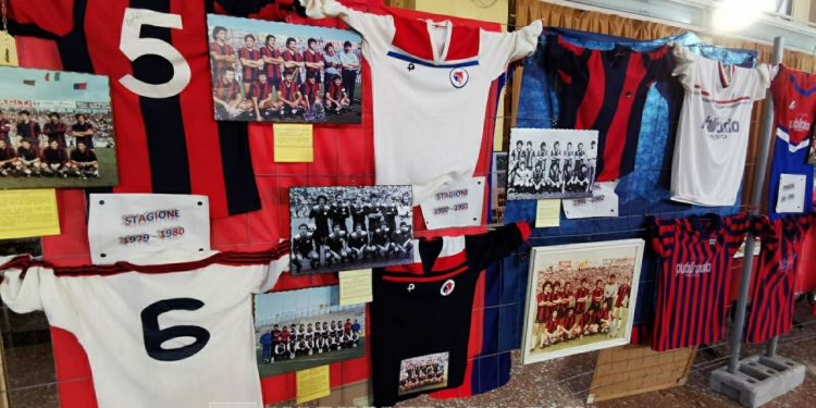 Taranto, quinta mostra di cimeli e maglie: la fotogallery