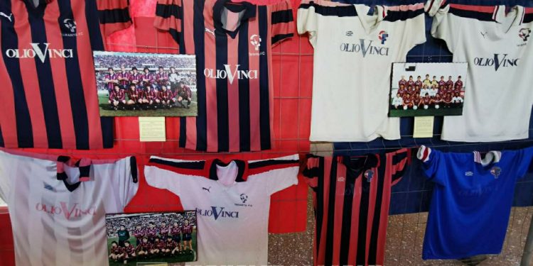Taranto, quinta mostra di cimeli e maglie: la fotogallery