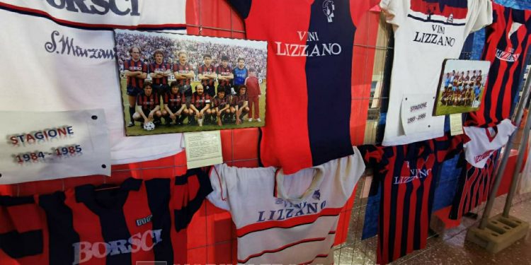 Taranto, quinta mostra di cimeli e maglie: la fotogallery