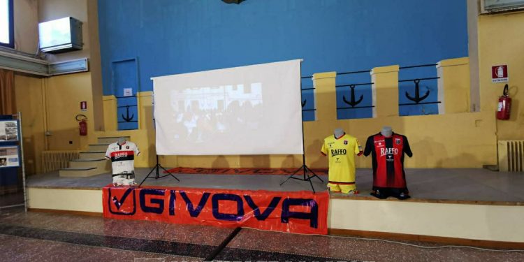 Taranto, quinta mostra di cimeli e maglie: la fotogallery