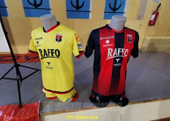 Taranto, quinta mostra di cimeli e maglie: la fotogallery