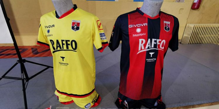 Taranto, quinta mostra di cimeli e maglie: la fotogallery