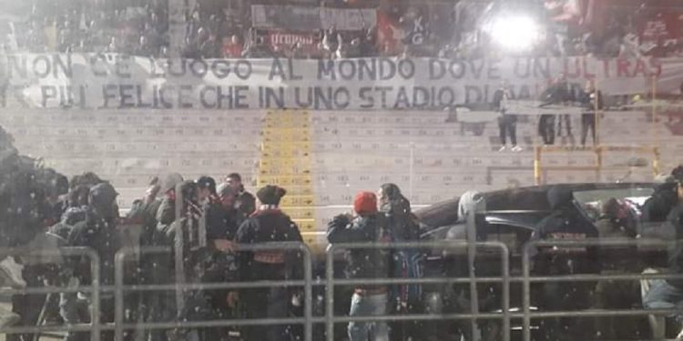 Taranto, folto numero di tifosi rossoblu per l’ultimo saluto a “Gioppino”