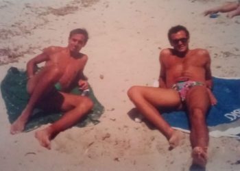 Taranto, la foto storica: Spagnulo e Raggi al mare in Sardegna