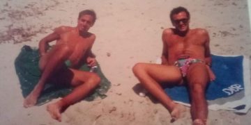 Taranto, la foto storica: Spagnulo e Raggi al mare in Sardegna