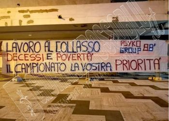 Taranto, lo striscione di protesta dello Psyko Group