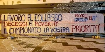 Taranto, lo striscione di protesta dello Psyko Group