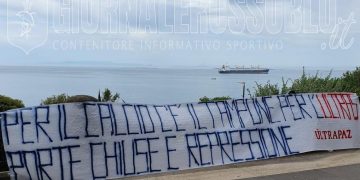 Taranto, striscione di protesta del gruppo Ultrapaz