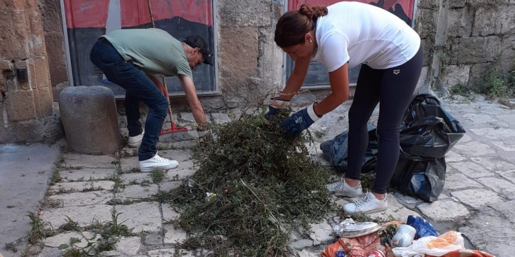 Pulizia delle vie principali in nella Città Vecchia