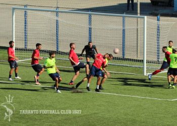 Taranto, lavoro di scarico e corsa leggera