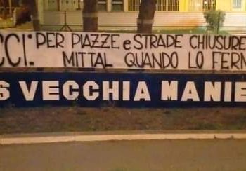 Tifo, striscione di contestazione al sindaco Melucci