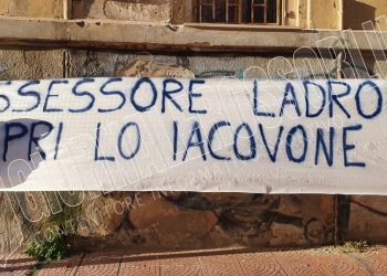 Taranto, striscione molto duro contro l’Assessore Marti