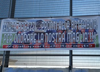 Taranto, striscione di supporto nei pressi dello Iacovone