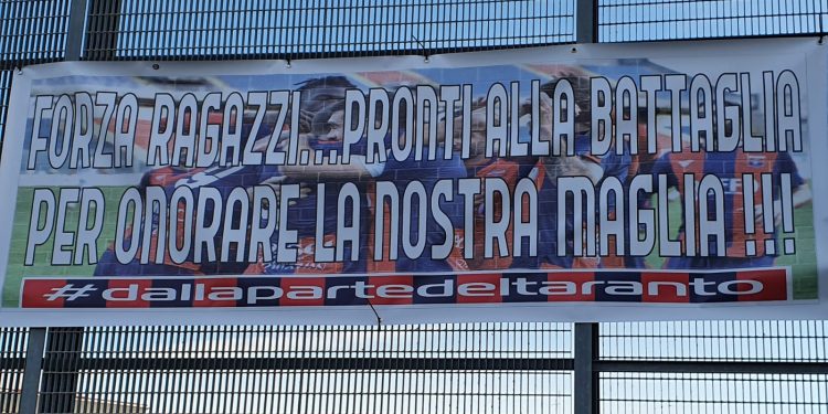 Taranto, striscione di supporto nei pressi dello Iacovone