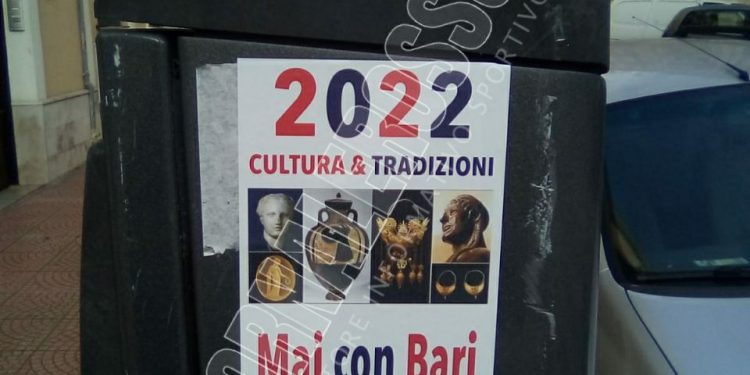 Taranto tappezzata di manifesti “Mai con Bari”