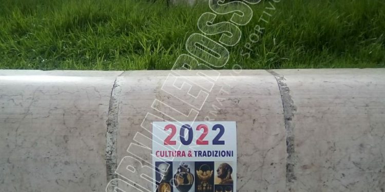 Taranto tappezzata di manifesti “Mai con Bari”