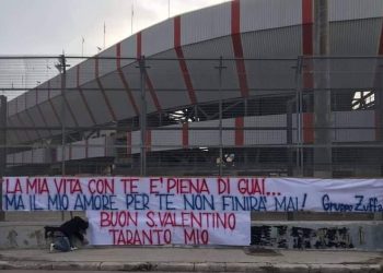 Taranto, striscione d’amore dei tifosi rossoblu per San Valentino
