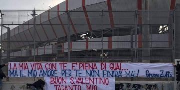 Taranto, striscione d’amore dei tifosi rossoblu per San Valentino