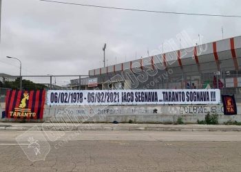 Taranto, striscione in ricordo di Iacovone