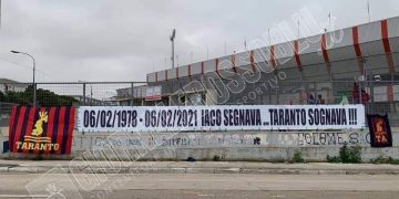 Taranto, striscione in ricordo di Iacovone