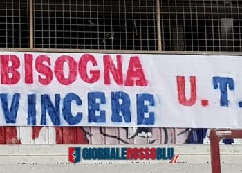 Taranto, i tifosi incoraggiano la squadra prima del match contro la Puteolana