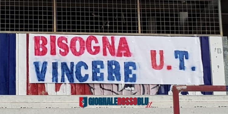 Taranto, i tifosi incoraggiano la squadra prima del match contro la Puteolana