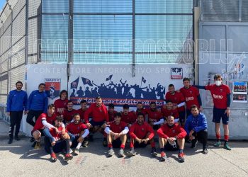 Taranto, la squadra posa con la “stampa” dei tifosi