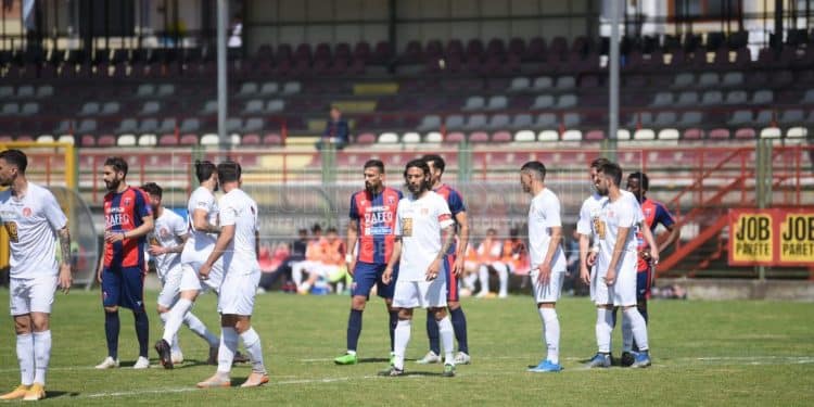 Real Aversa-Taranto 0-0, la moviola: rigore giusto, ma c’era fallo su un difensore rossoblu
