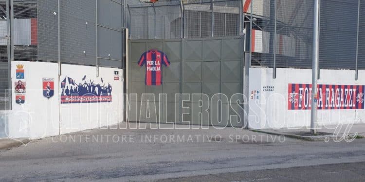 Taranto, altro omaggio dei tifosi all’ingresso degli spogliatoi