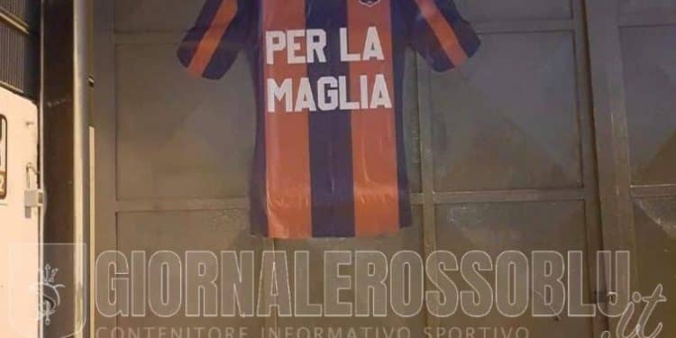 Taranto, altro omaggio dei tifosi all’ingresso degli spogliatoi