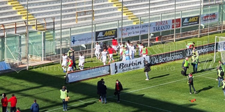Taranto, la squadra saluta “virtualmente” i tifosi a fine partita (LE FOTO)