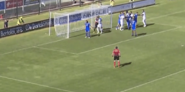 Taranto-Portici 2-3, la moviola: doppio giallo ed espulsione giusta sul portiere ospite