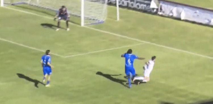 Taranto-Portici 2-3, la moviola: doppio giallo ed espulsione giusta sul portiere ospite