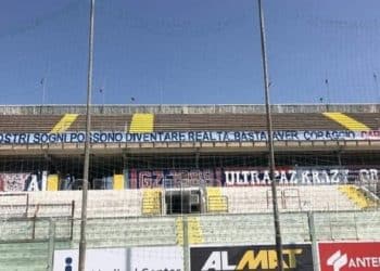 Taranto, ecco la “carica” del tifo rossoblu sugli spalti