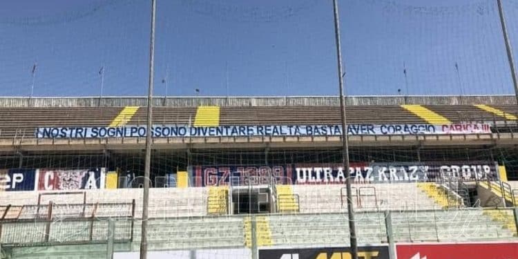 Taranto, ecco la “carica” del tifo rossoblu sugli spalti