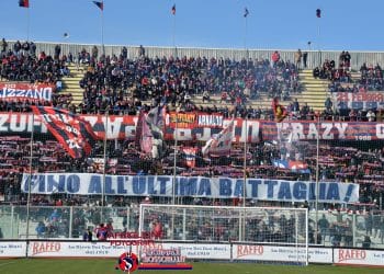Taranto, la forza degli ultras rossoblu: sostegno alla squadra prima della trasferta di Francavilla