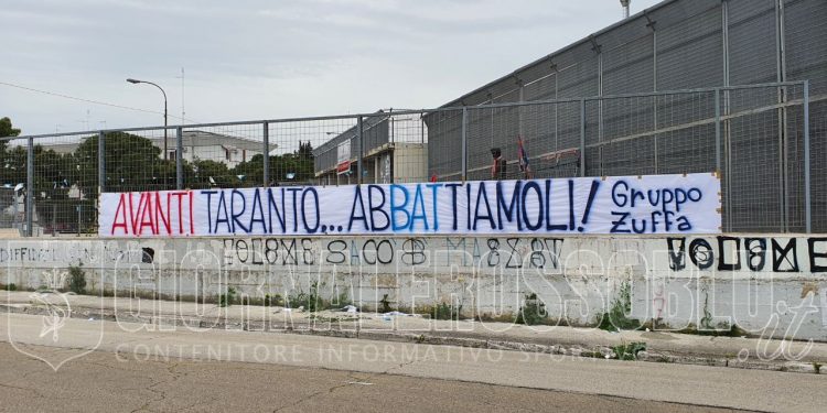 Taranto, striscione di incitamento da parte del Gruppo Zuffa