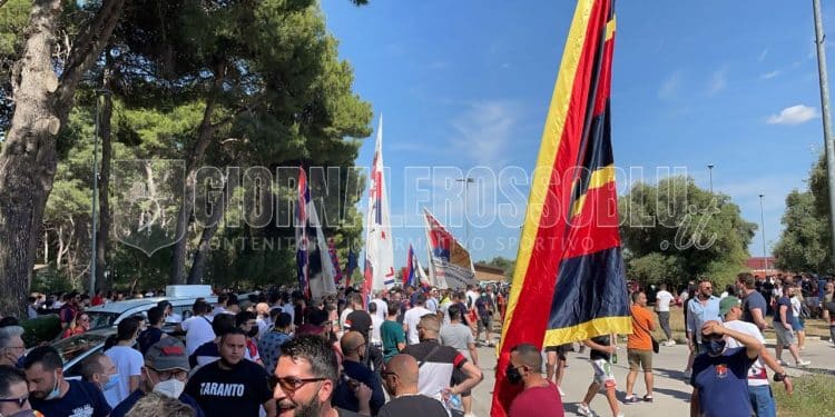 Taranto, i tifosi incontrano la squadra a Parco Cimino: le foto