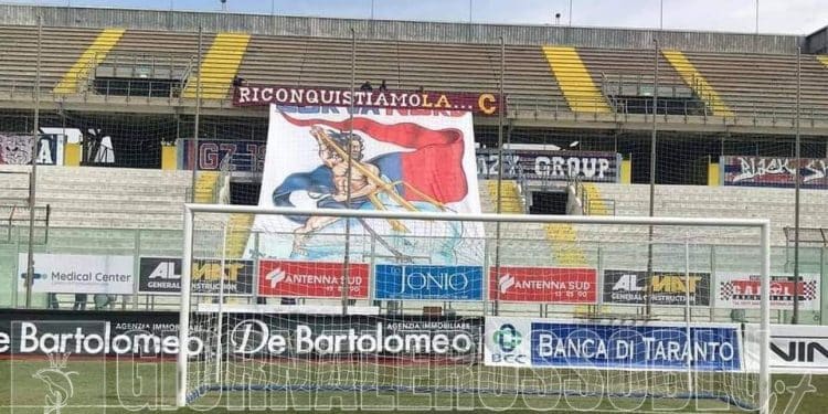Taranto, la sorpresa dei tifosi rossoblu prima della sfida contro il Cerignola